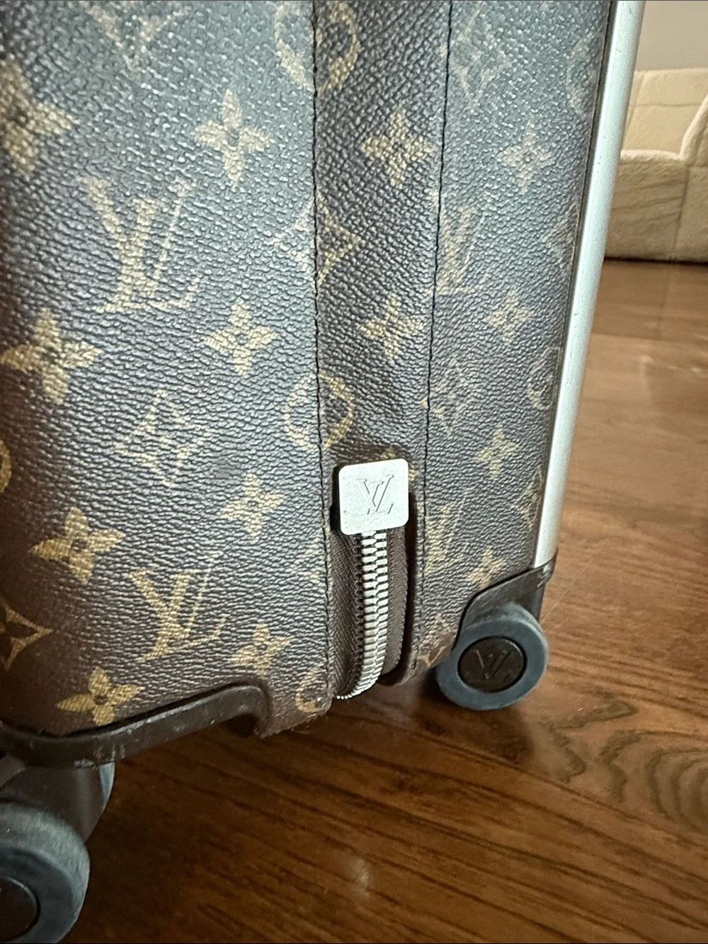 Louis Vuitton Horizon 50 Monogram Spinner Carry-On in Brown and Tan